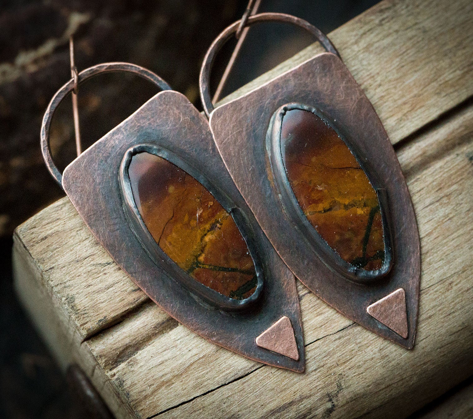 Etniczne kolczyki z brązowymi jaspisami, kolczyki w surowym stylu