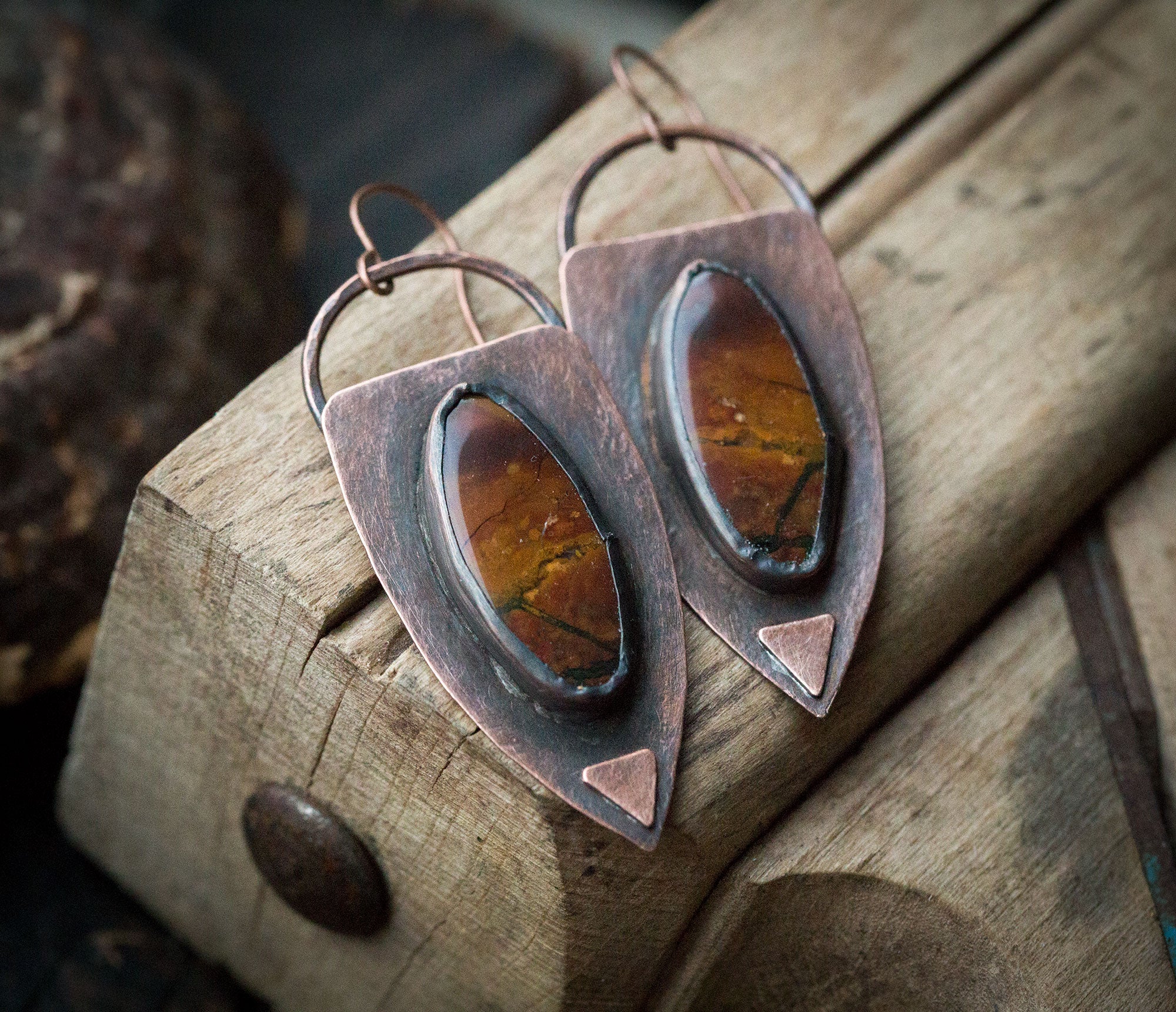 Etniczne kolczyki z brązowymi jaspisami, kolczyki w surowym stylu