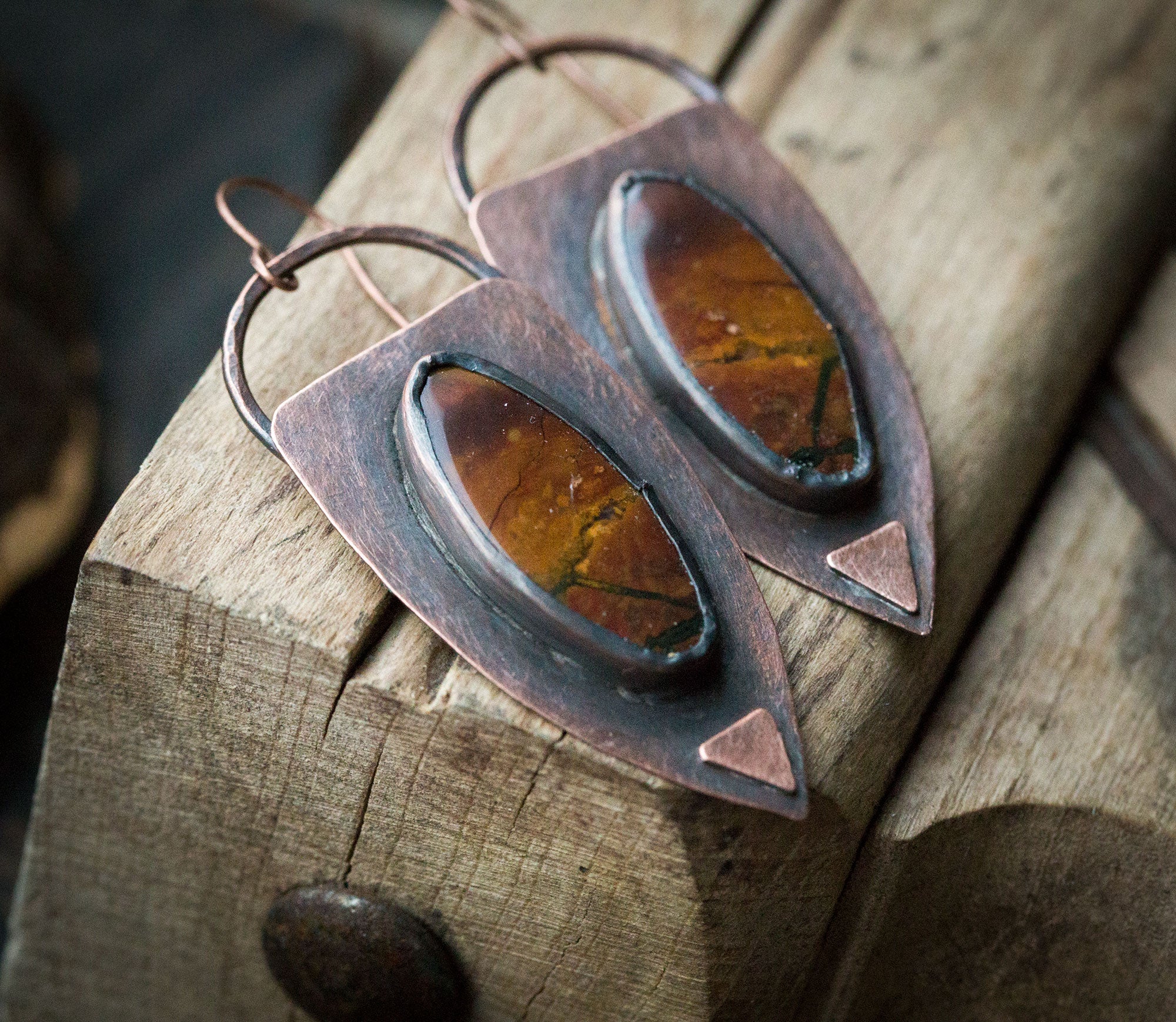 Etniczne kolczyki z brązowymi jaspisami, kolczyki w surowym stylu