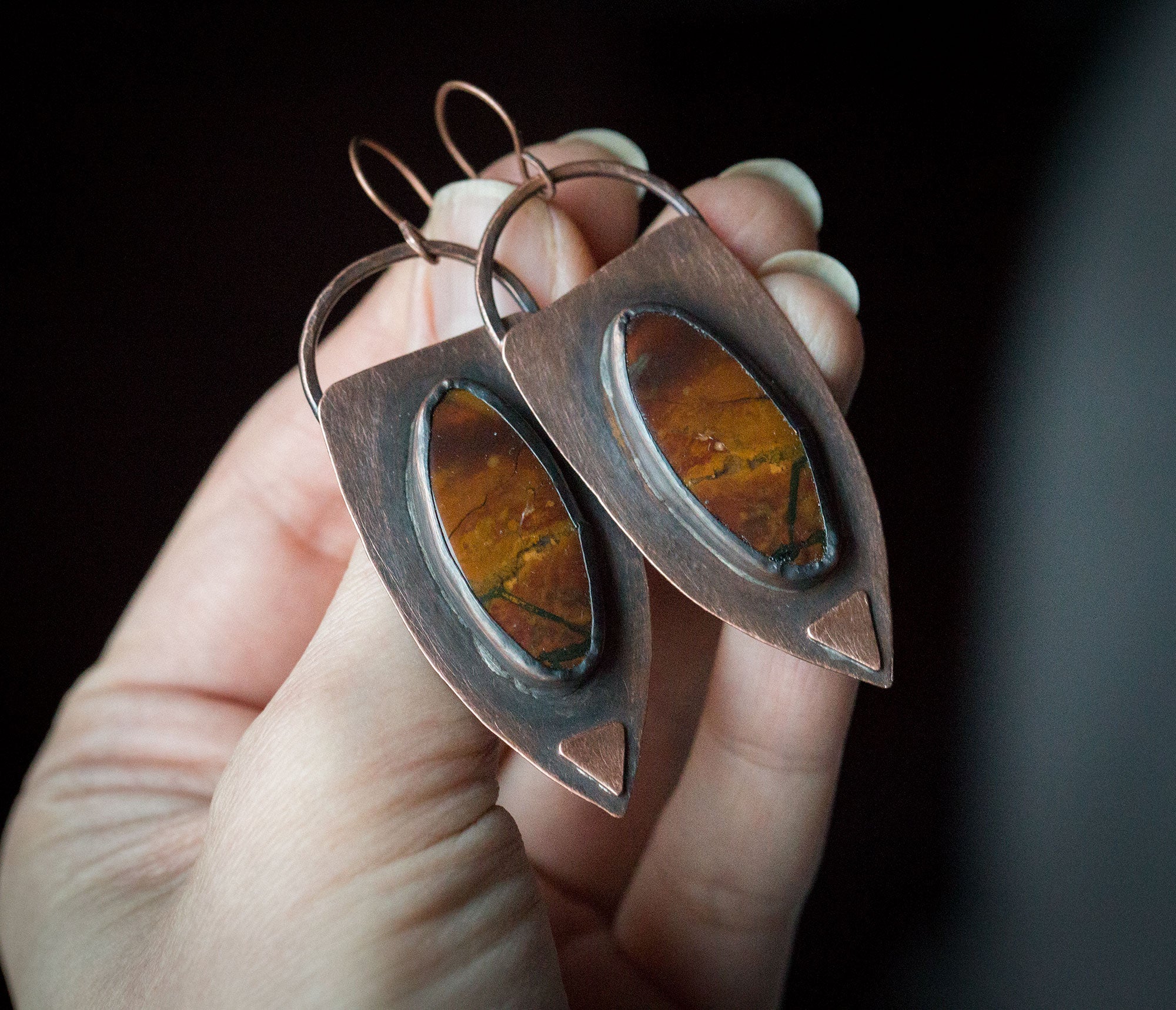 Etniczne kolczyki z brązowymi jaspisami, kolczyki w surowym stylu