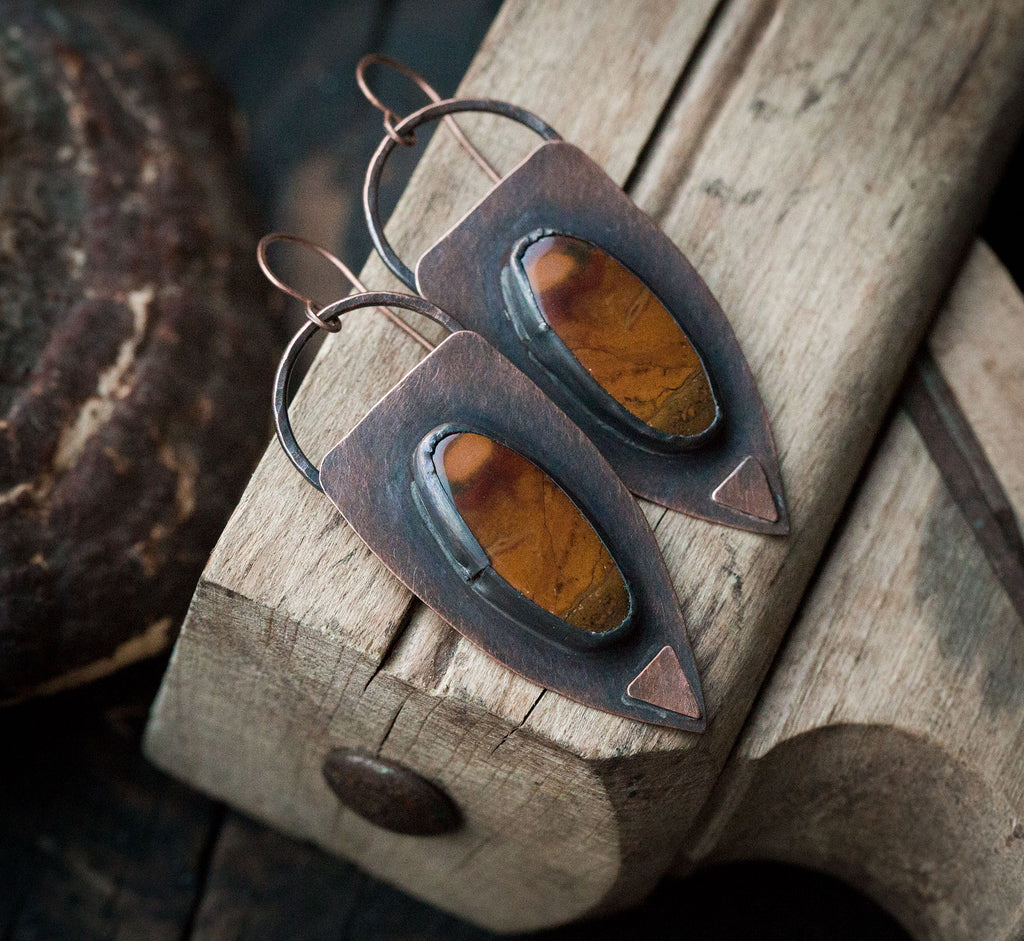 Etniczne kolczyki z brązowymi unikatowymi jaspisami, kolczyki w surowym stylu