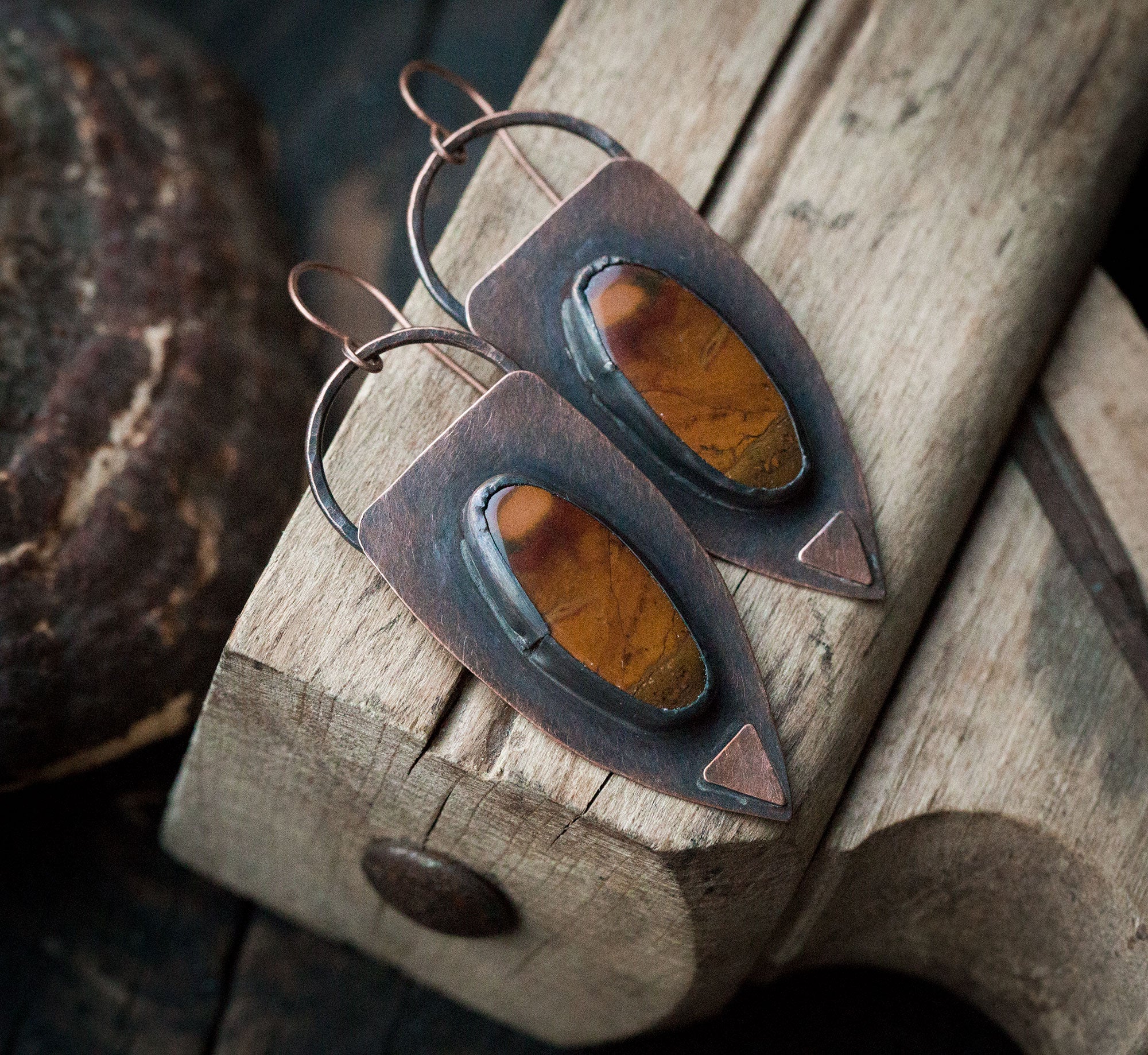 Etniczne kolczyki z brązowymi unikatowymi jaspisami, kolczyki w surowym stylu