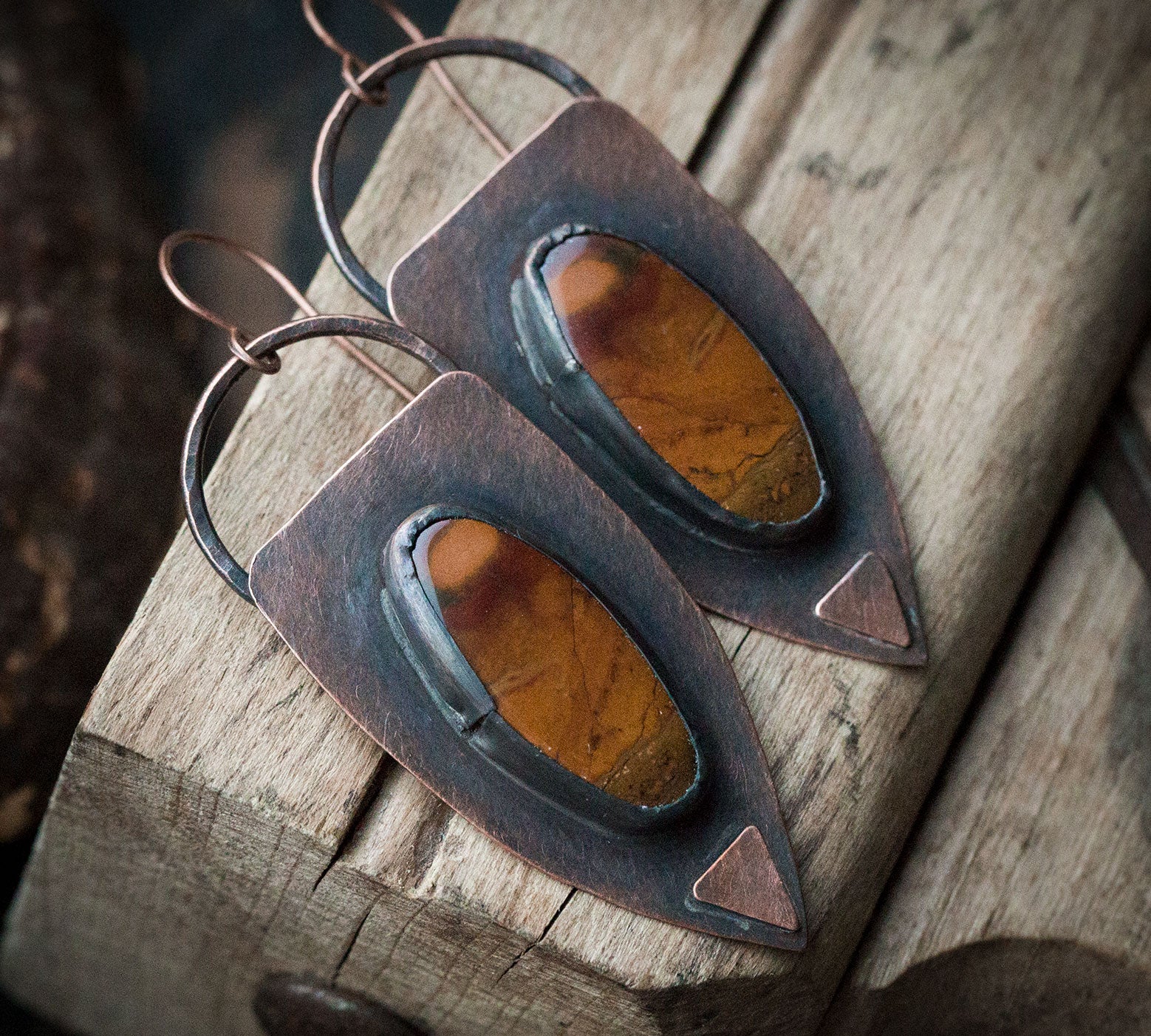 Etniczne kolczyki z brązowymi unikatowymi jaspisami, kolczyki w surowym stylu