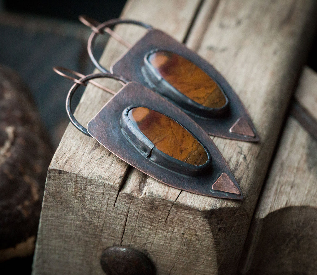 Etniczne kolczyki z brązowymi unikatowymi jaspisami, kolczyki w surowym stylu