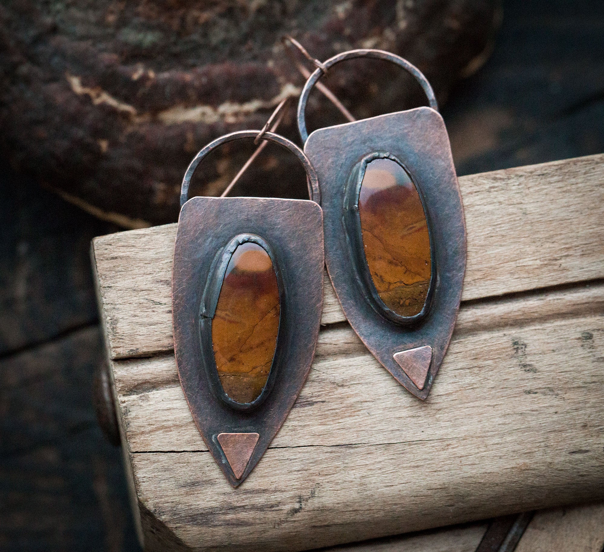 Etniczne kolczyki z brązowymi unikatowymi jaspisami, kolczyki w surowym stylu