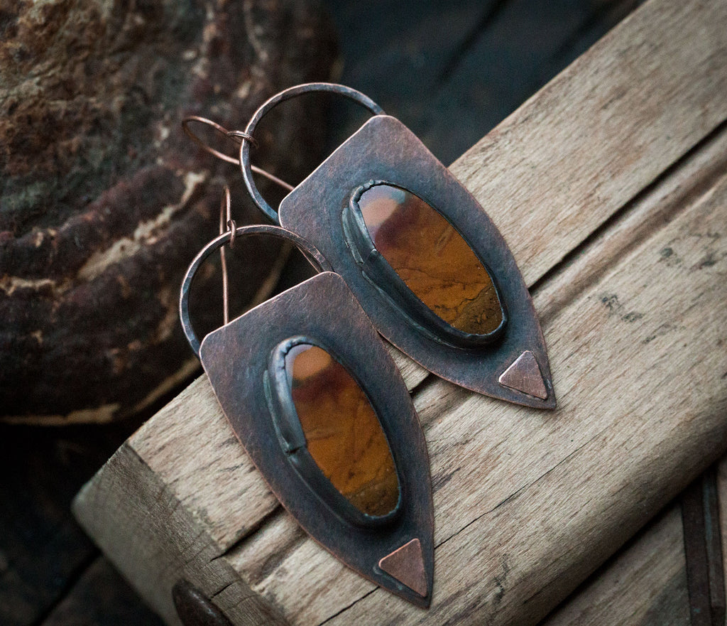 Etniczne kolczyki z brązowymi unikatowymi jaspisami, kolczyki w surowym stylu