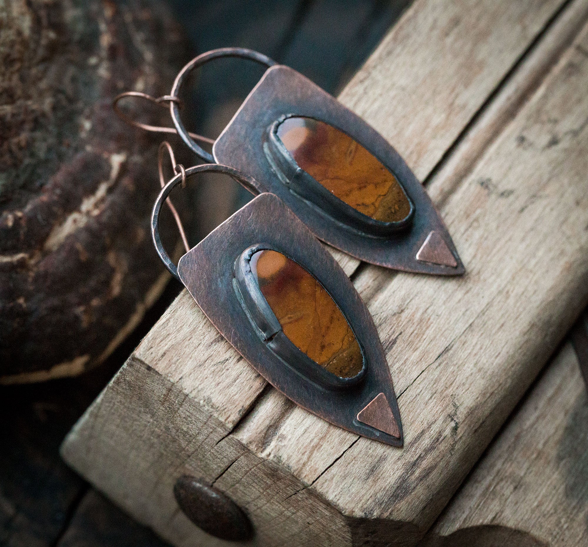 Etniczne kolczyki z brązowymi unikatowymi jaspisami, kolczyki w surowym stylu