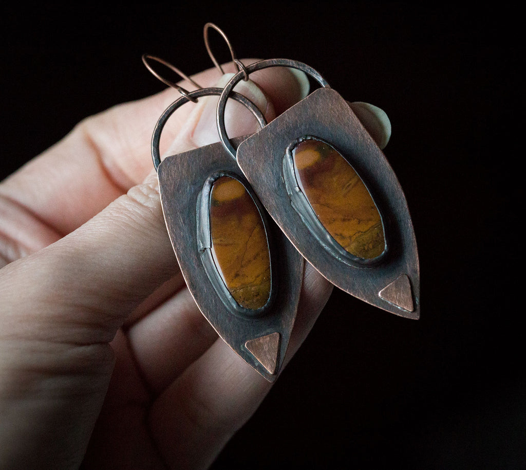 Etniczne kolczyki z brązowymi unikatowymi jaspisami, kolczyki w surowym stylu