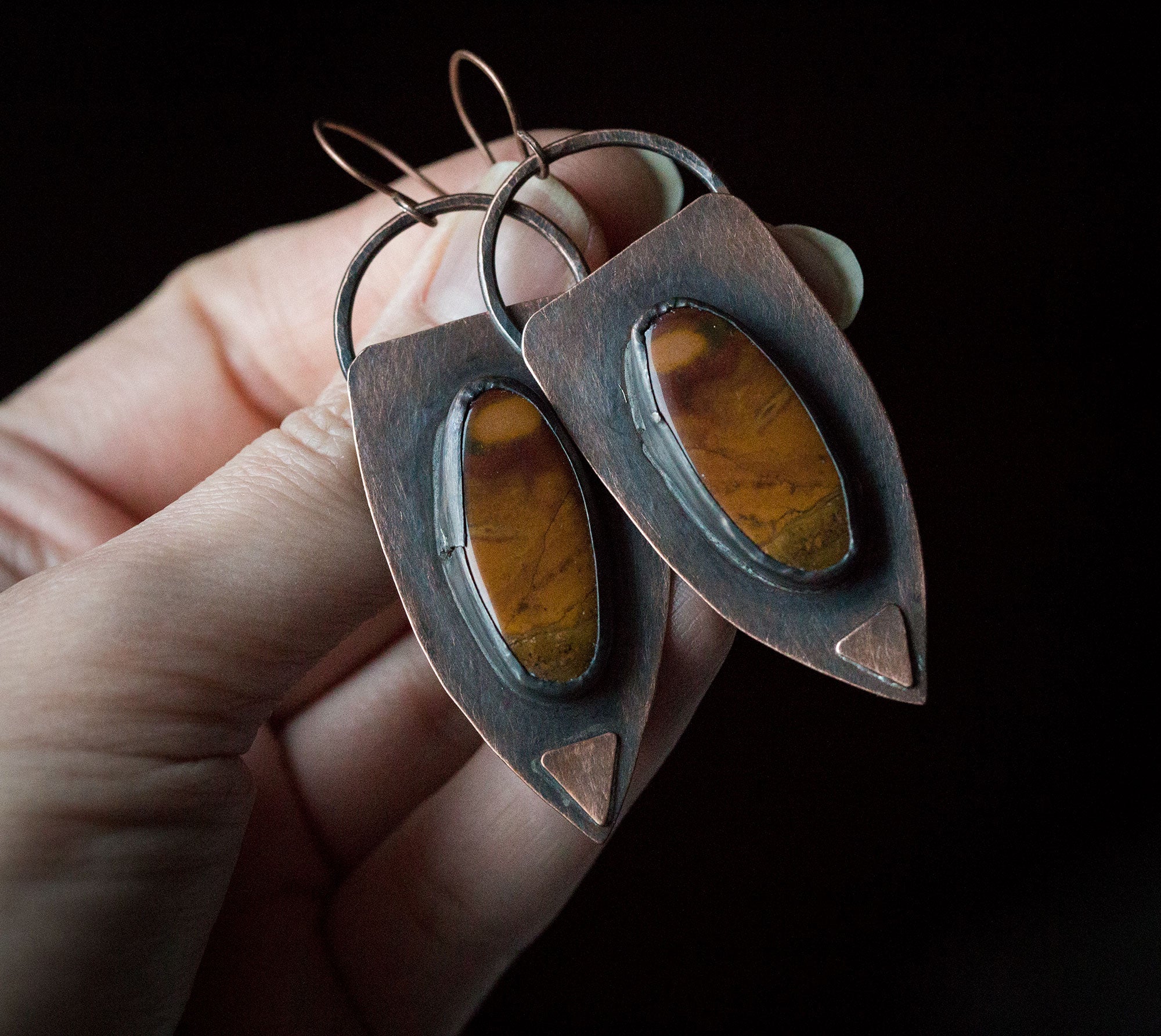 Etniczne kolczyki z brązowymi unikatowymi jaspisami, kolczyki w surowym stylu