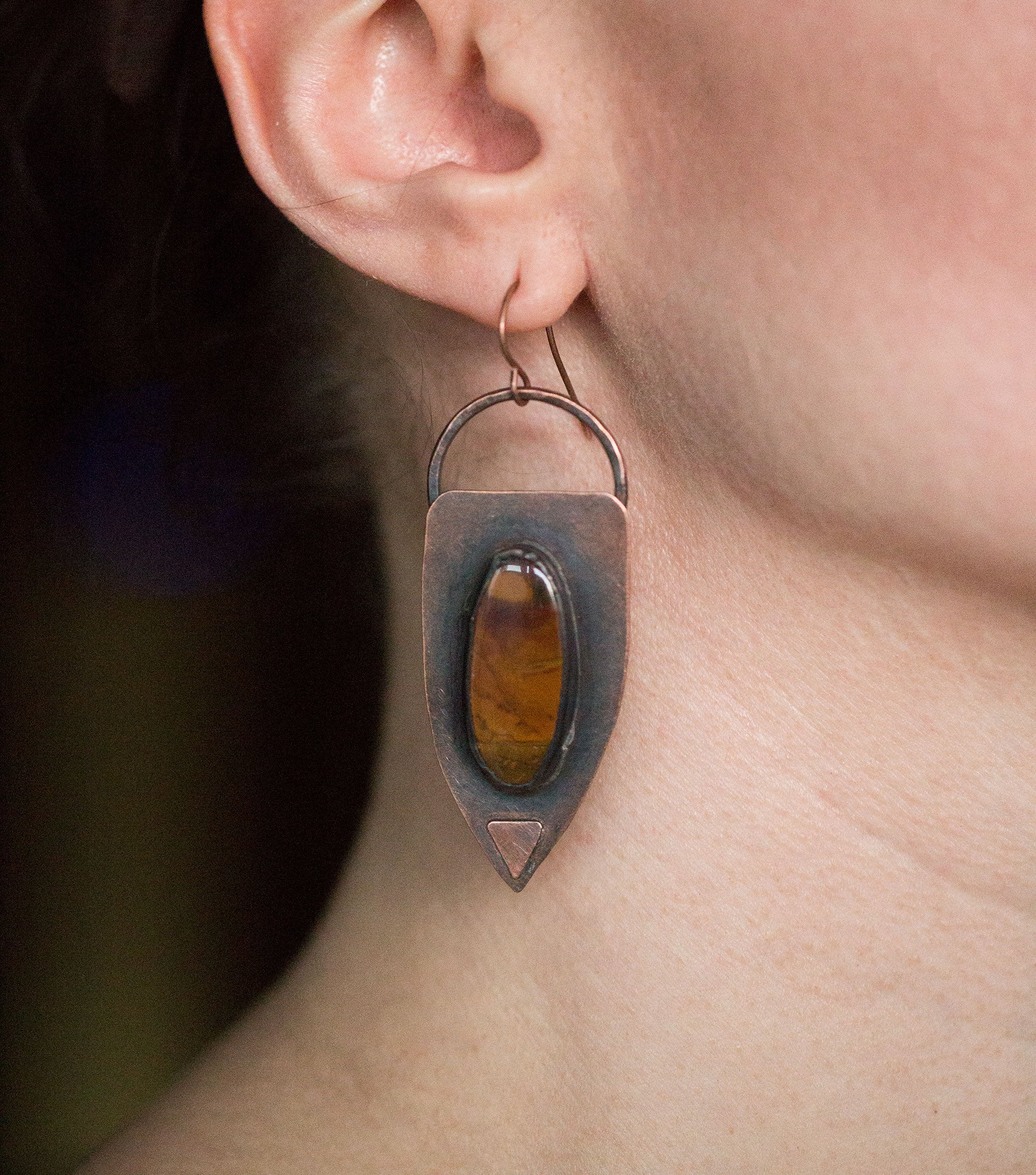 Etniczne kolczyki z brązowymi unikatowymi jaspisami, kolczyki w surowym stylu