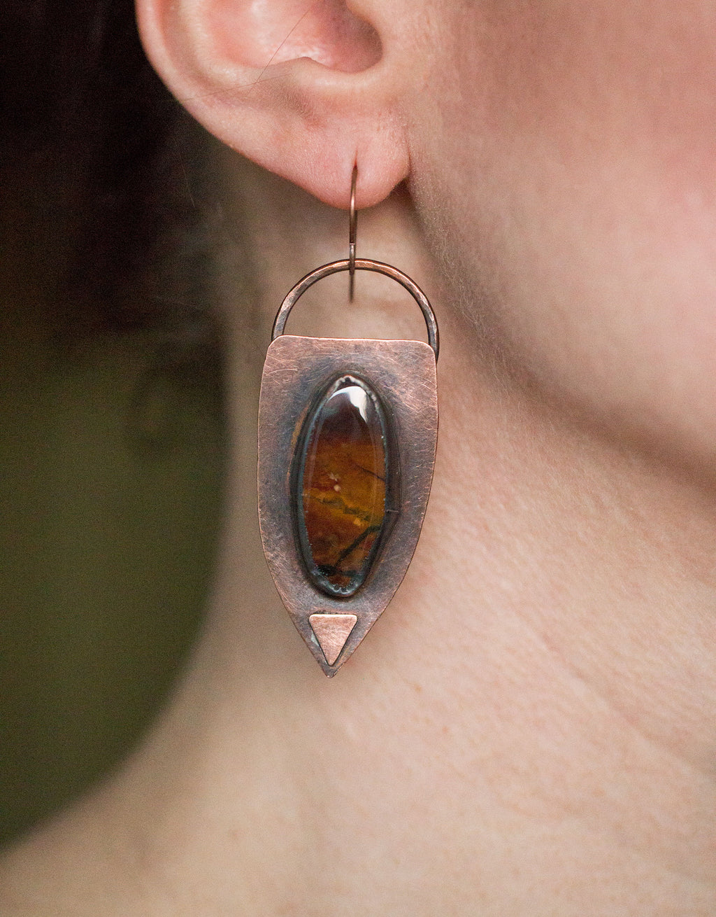 Etniczne kolczyki z brązowymi jaspisami, kolczyki w surowym stylu