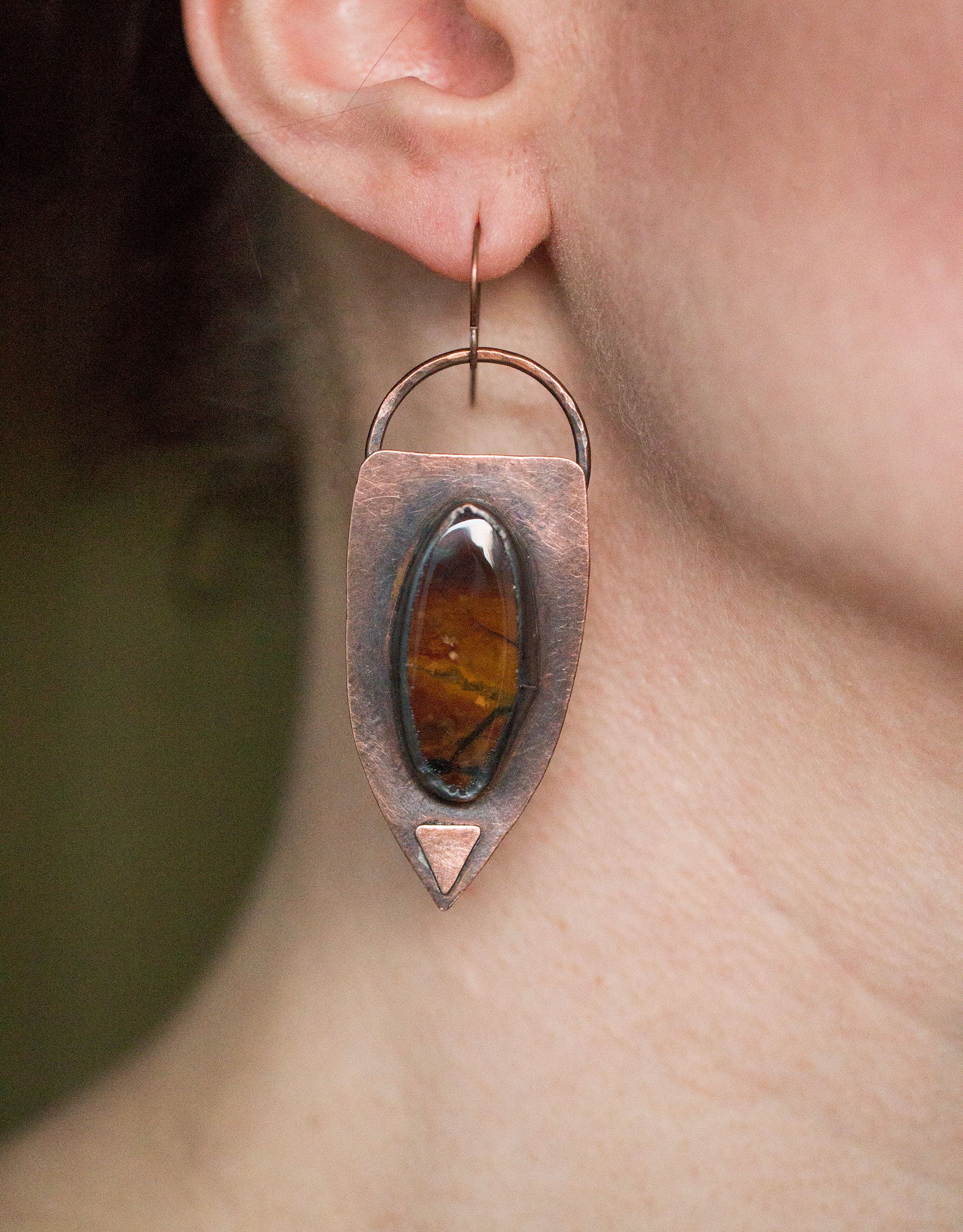 Etniczne kolczyki z brązowymi jaspisami, kolczyki w surowym stylu
