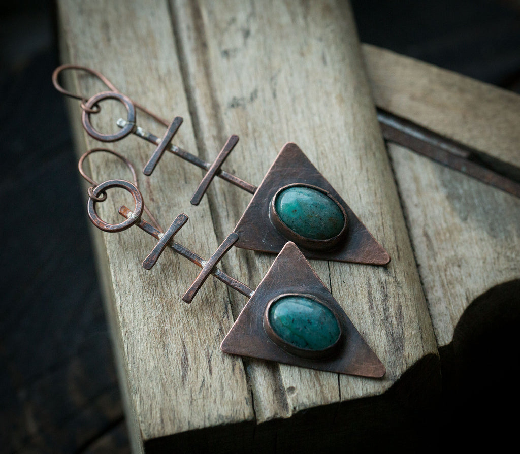 Kolczyki trójkąty w surowym, etnicznym stylu; kolczyki z turkusowym kuprytem