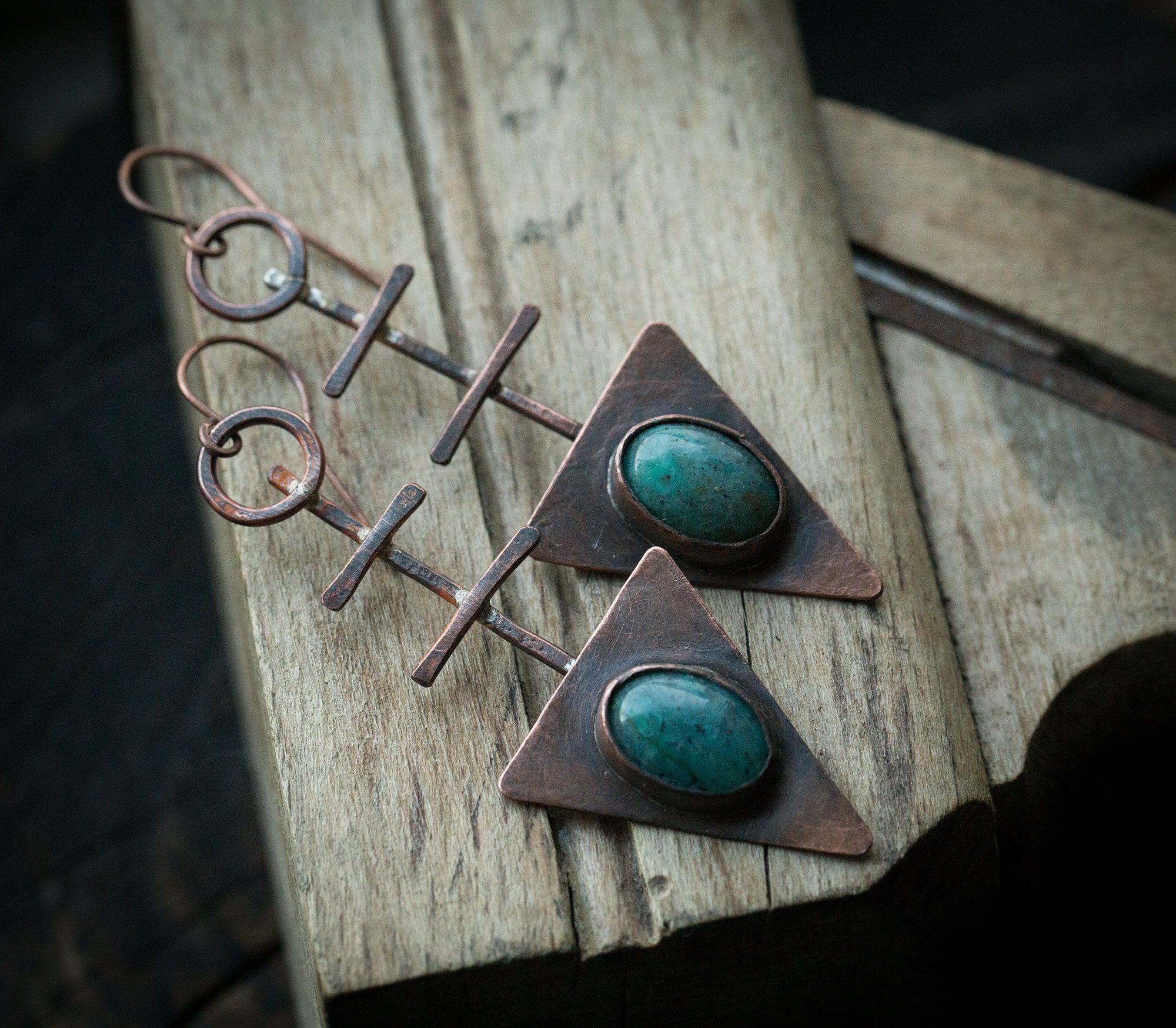 Kolczyki trójkąty w surowym, etnicznym stylu; kolczyki z turkusowym kuprytem