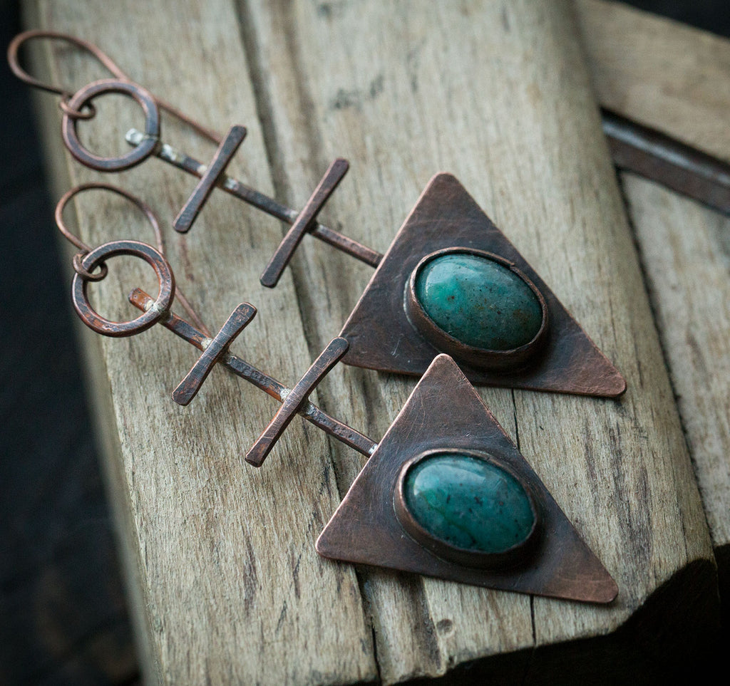 Kolczyki trójkąty w surowym, etnicznym stylu; kolczyki z turkusowym kuprytem