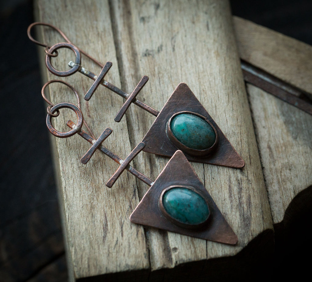 Kolczyki trójkąty w surowym, etnicznym stylu; kolczyki z turkusowym kuprytem