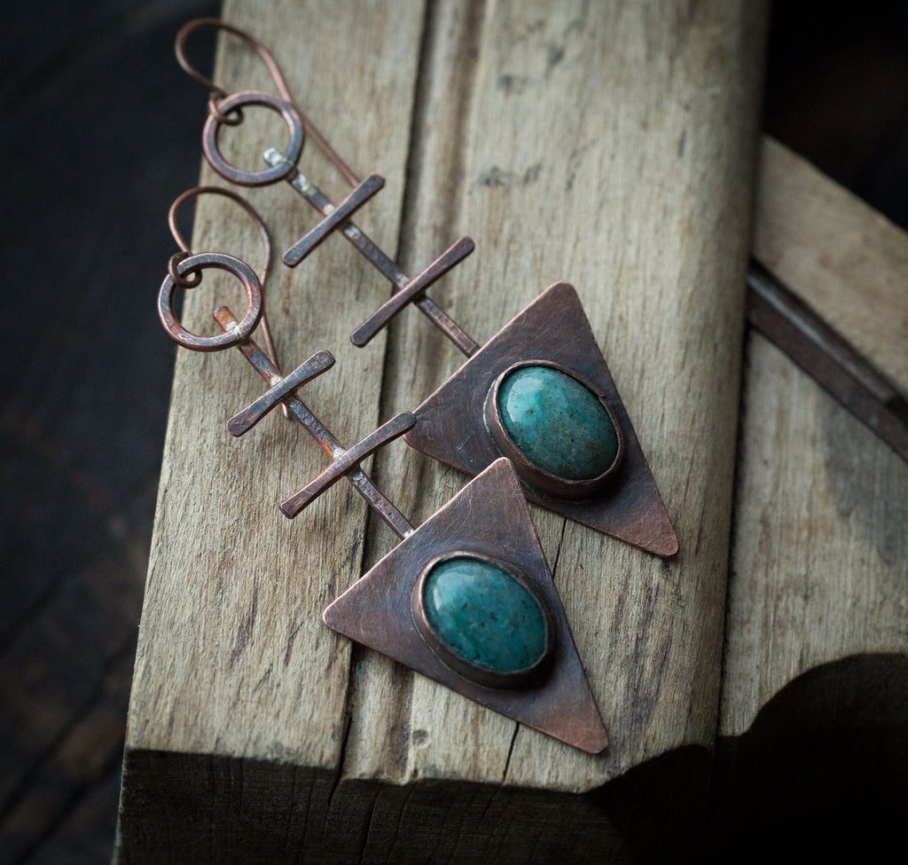 Kolczyki trójkąty w surowym, etnicznym stylu; kolczyki z turkusowym kuprytem