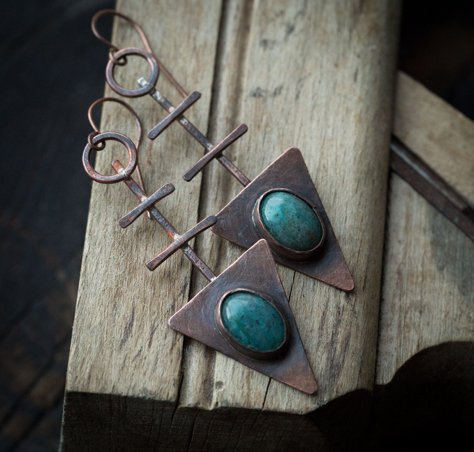 Kolczyki trójkąty w surowym, etnicznym stylu; kolczyki z turkusowym kuprytem