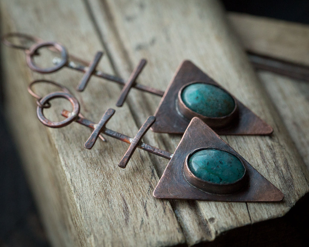 Kolczyki trójkąty w surowym, etnicznym stylu; kolczyki z turkusowym kuprytem