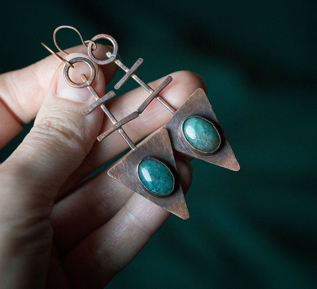 Kolczyki trójkąty w surowym, etnicznym stylu; kolczyki z turkusowym kuprytem