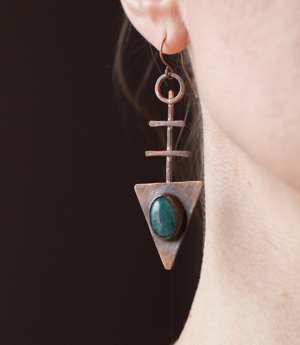 Kolczyki trójkąty w surowym, etnicznym stylu; kolczyki z turkusowym kuprytem