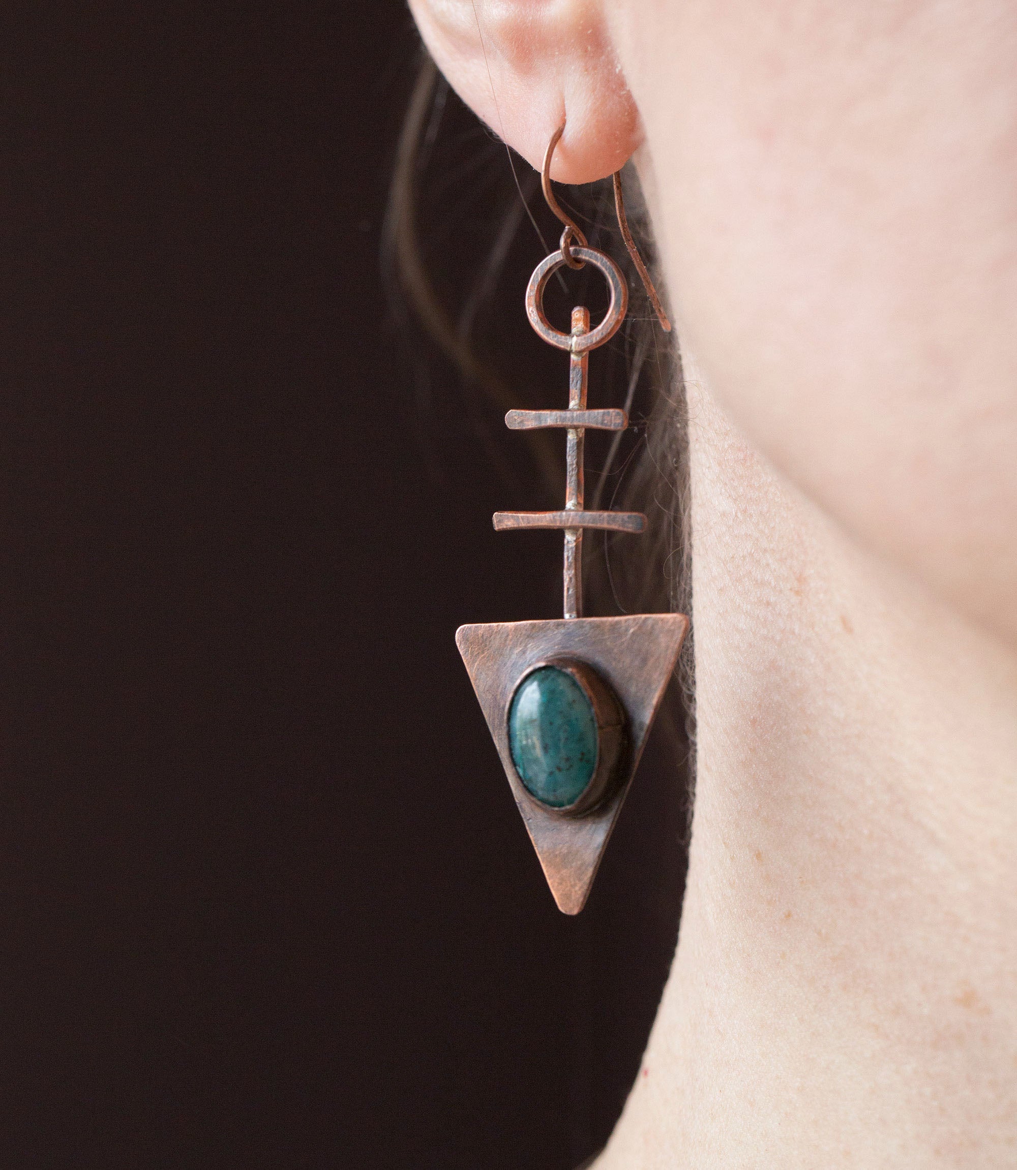 Kolczyki trójkąty w surowym, etnicznym stylu; kolczyki z turkusowym kuprytem