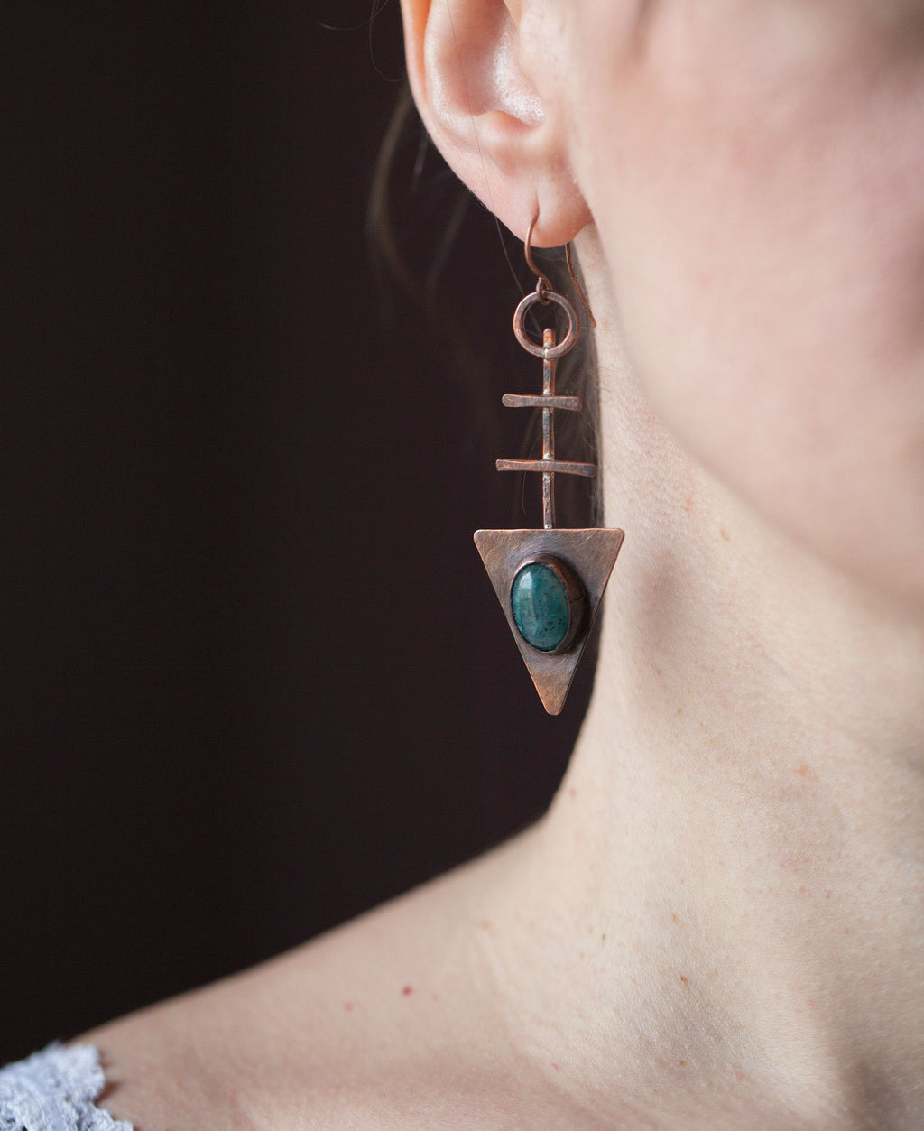 Kolczyki trójkąty w surowym, etnicznym stylu; kolczyki z turkusowym kuprytem