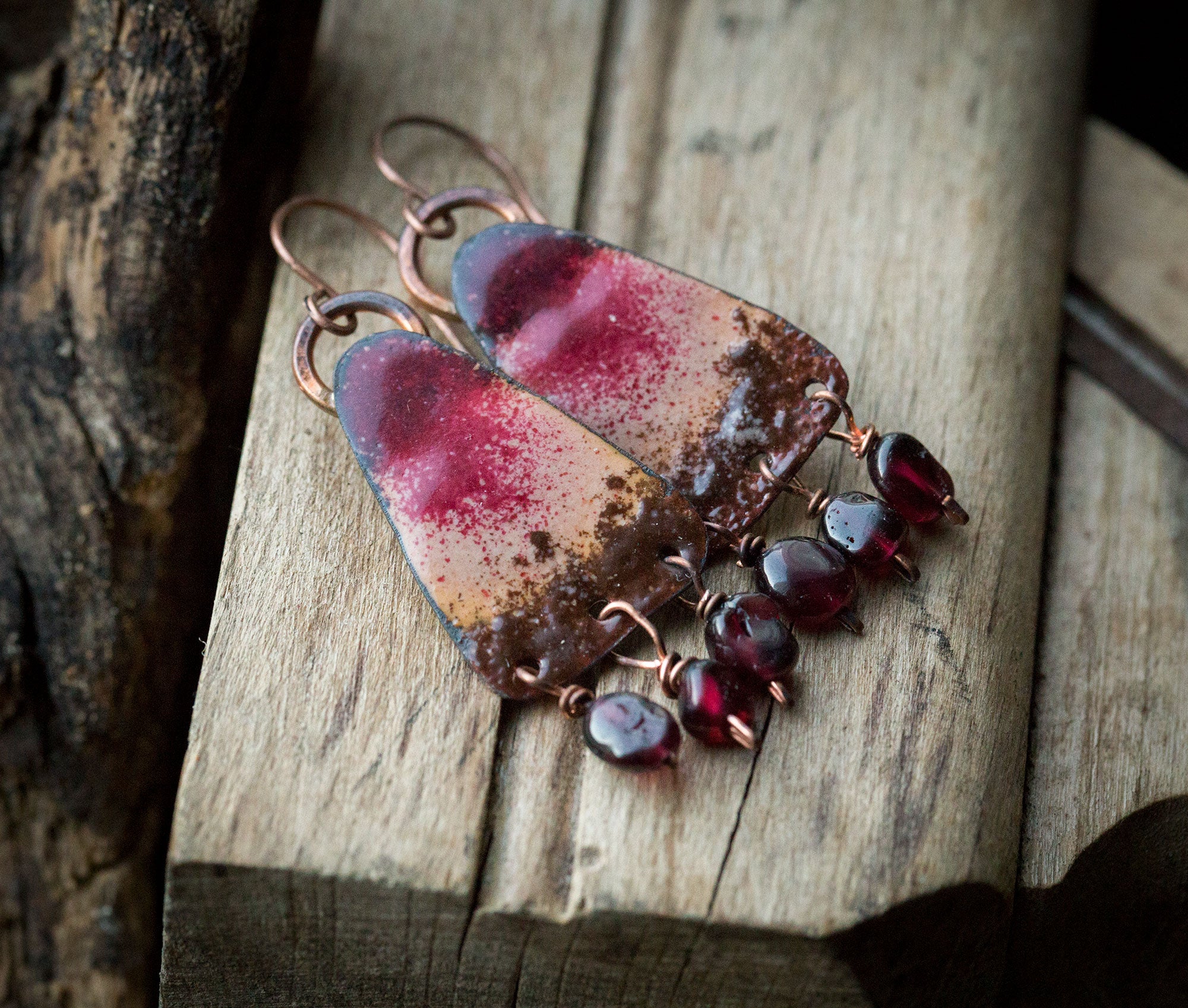 Kolczyki etniczne emaliowane z granatem