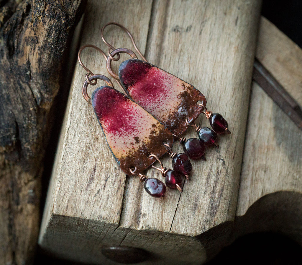 Kolczyki etniczne emaliowane z granatem