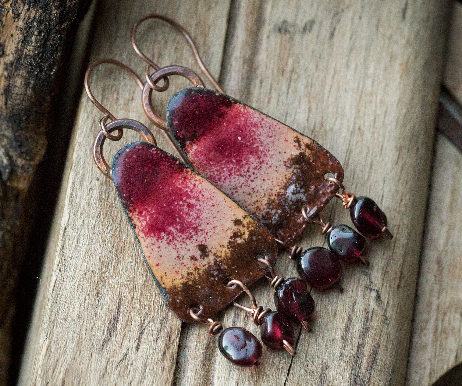 Kolczyki etniczne emaliowane z granatem