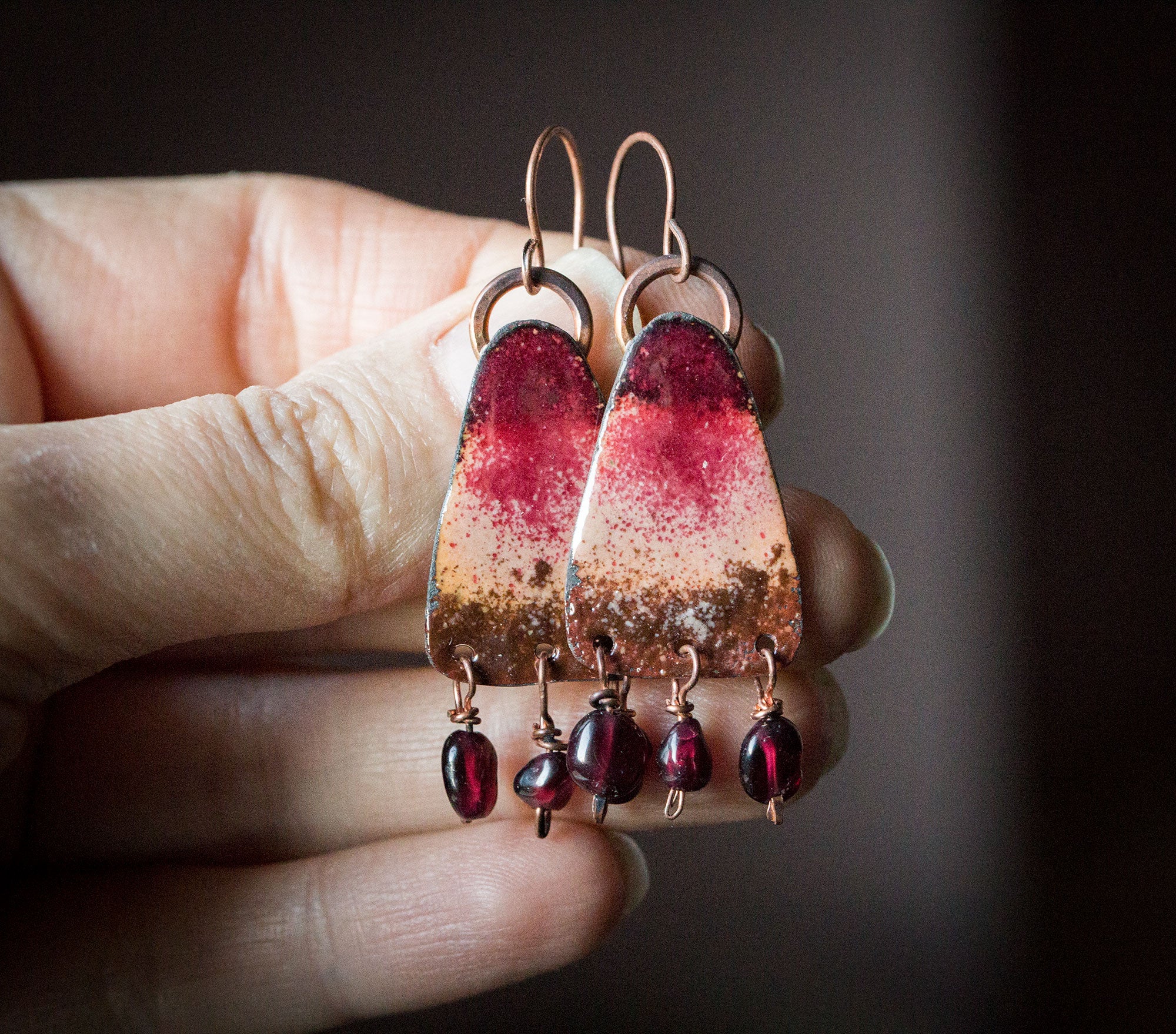 Kolczyki etniczne emaliowane z granatem