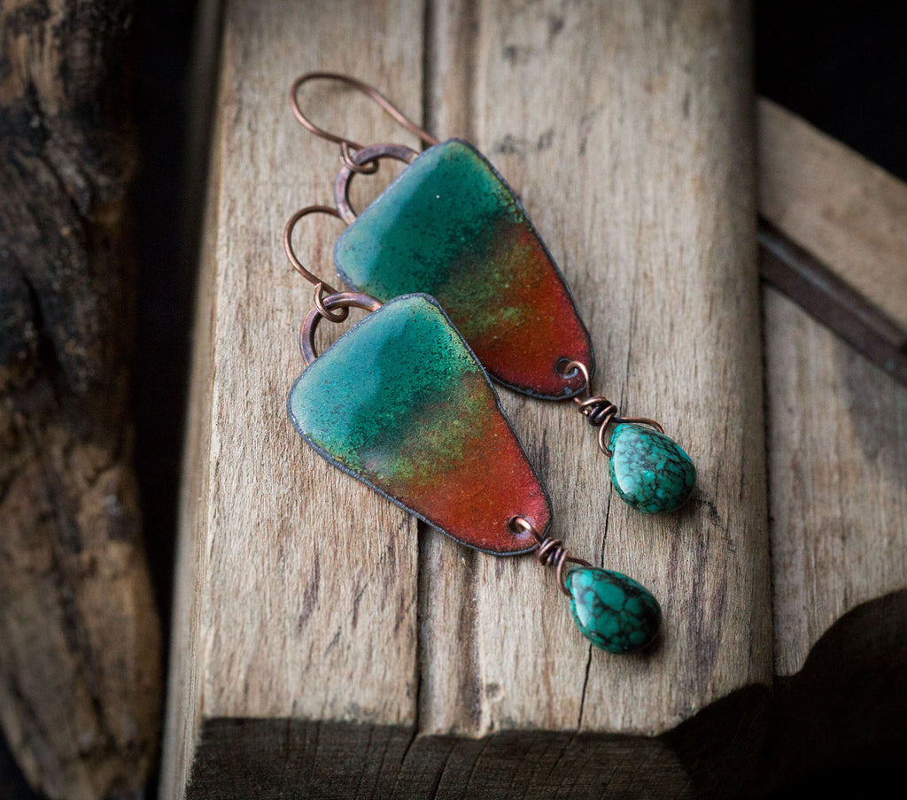 Kolczyki turkusowo-czerwone z emalią i turkusowym howlitem