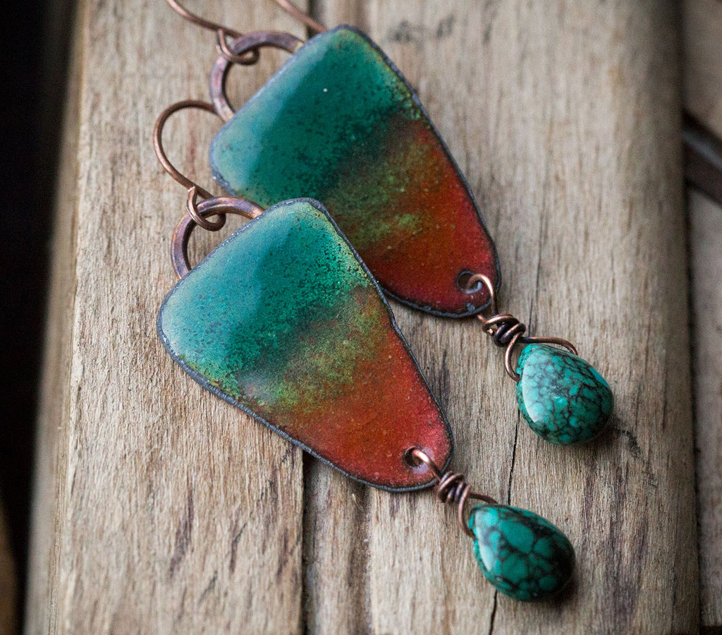 Kolczyki turkusowo-czerwone z emalią i turkusowym howlitem