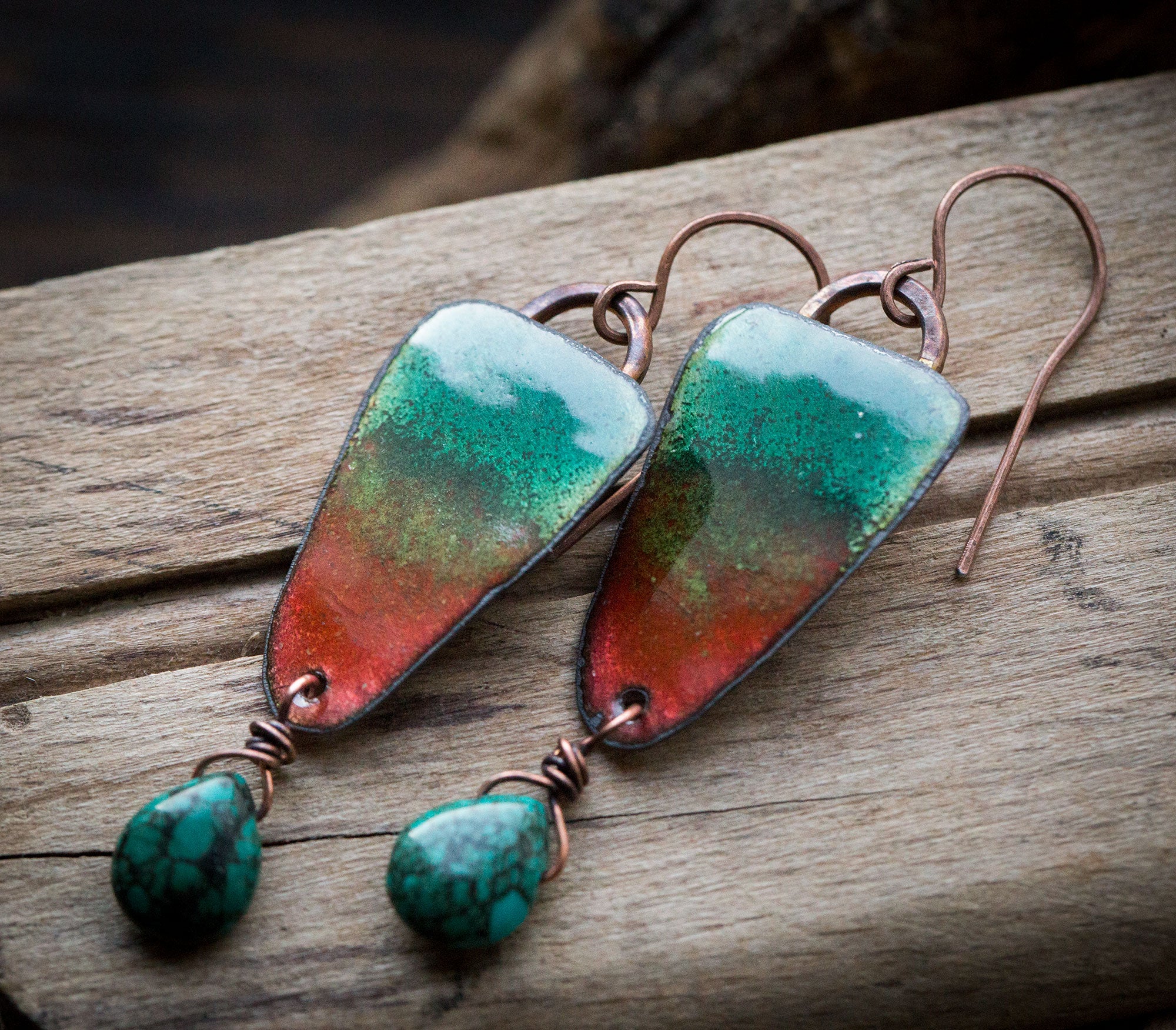 Kolczyki turkusowo-czerwone z emalią i turkusowym howlitem