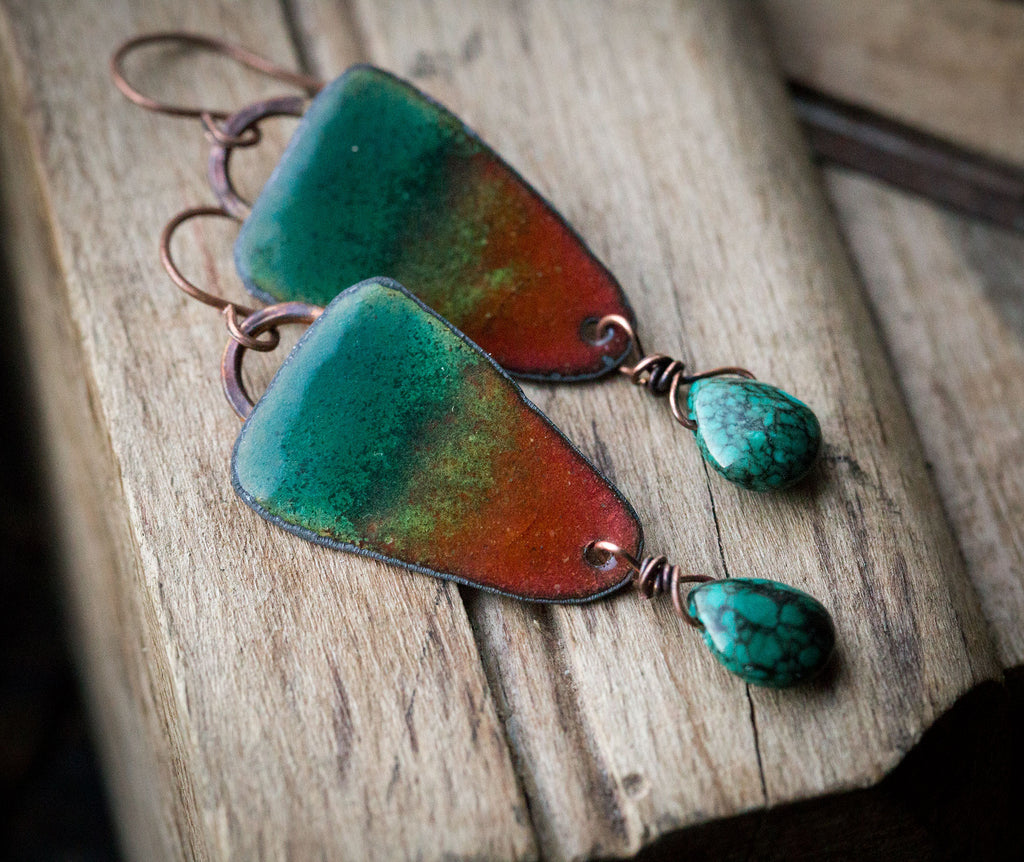 Kolczyki turkusowo-czerwone z emalią i turkusowym howlitem