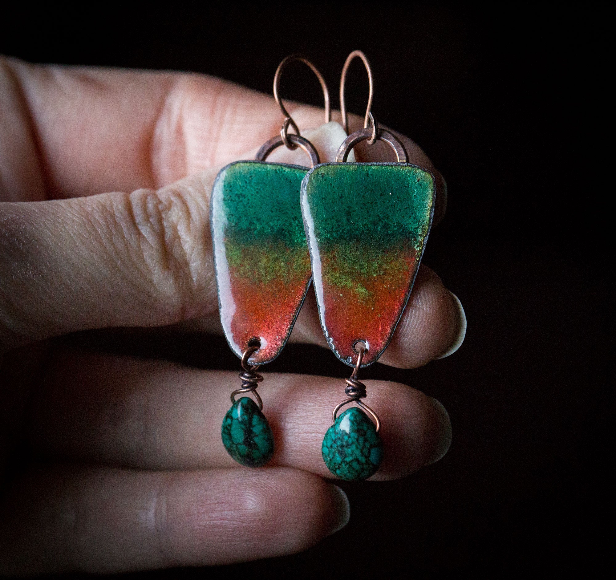 Kolczyki turkusowo-czerwone z emalią i turkusowym howlitem