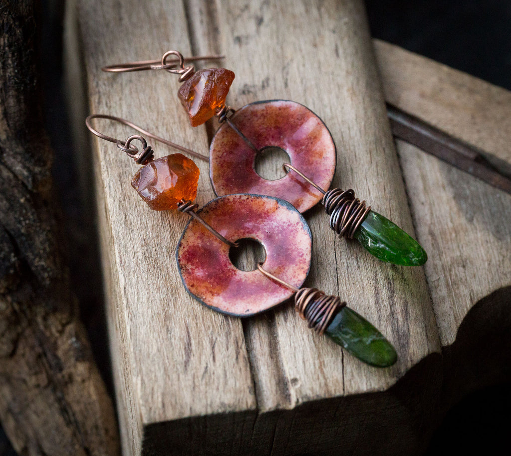 Kolczyki etniczne z emalią, bursztynem i zielonym diopsydem