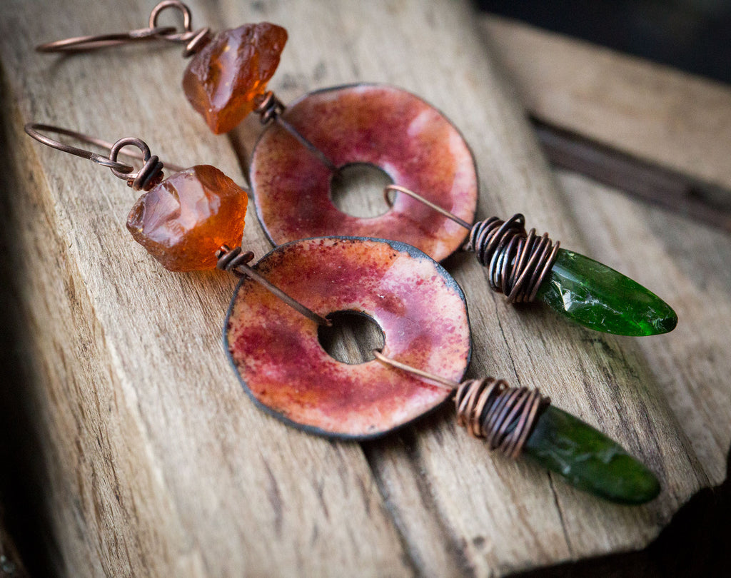 Kolczyki etniczne z emalią, bursztynem i zielonym diopsydem