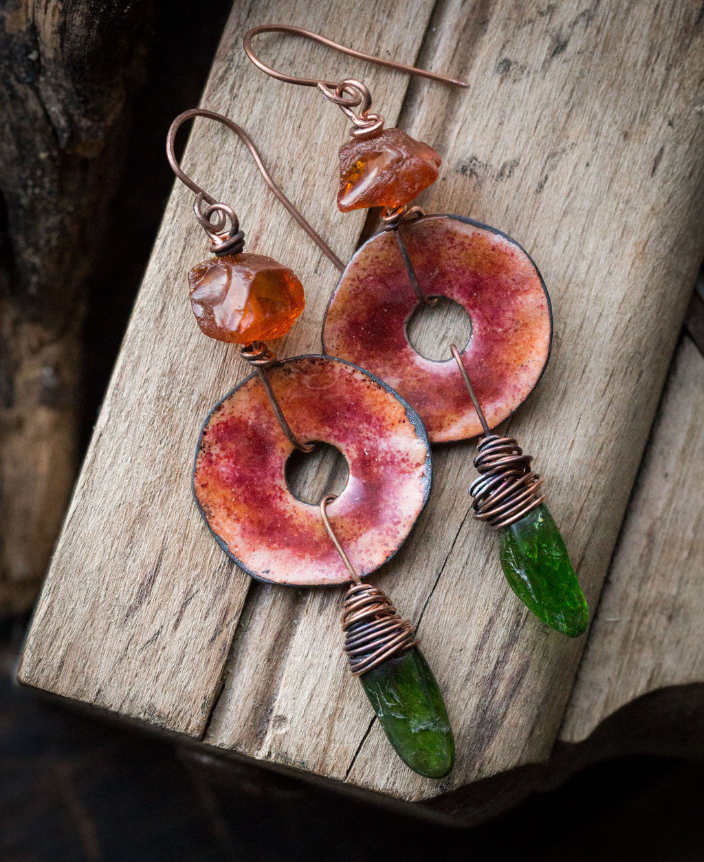 Kolczyki etniczne z emalią, bursztynem i zielonym diopsydem