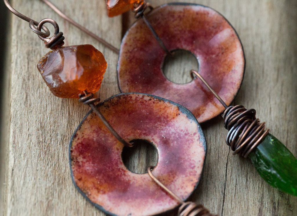 Kolczyki etniczne z emalią, bursztynem i zielonym diopsydem