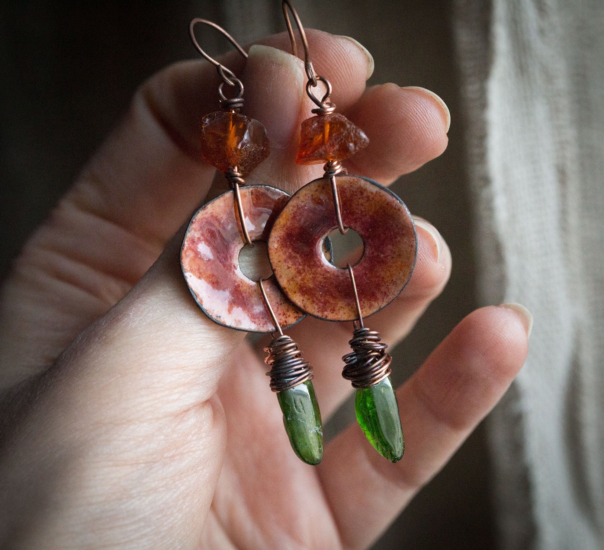 Kolczyki etniczne z emalią, bursztynem i zielonym diopsydem