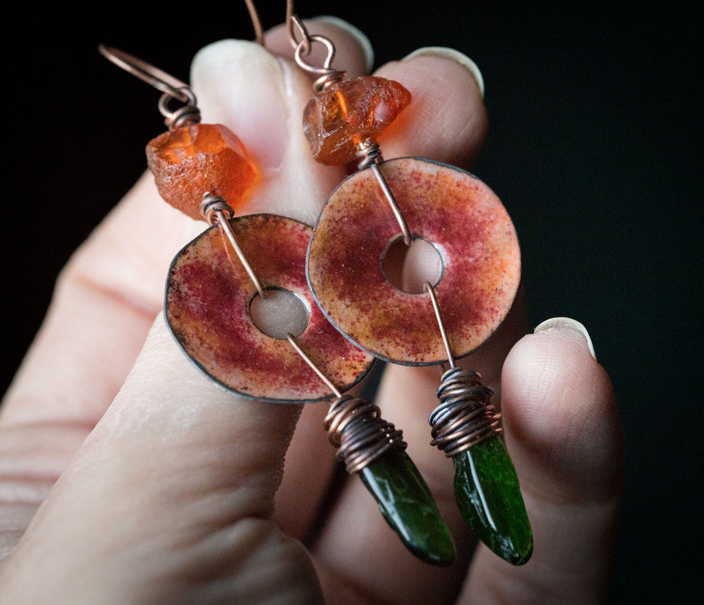 Kolczyki etniczne z emalią, bursztynem i zielonym diopsydem