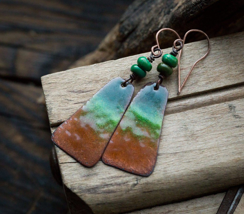 Kolczyki z zielono-złotą emalią i zielonym turkusem