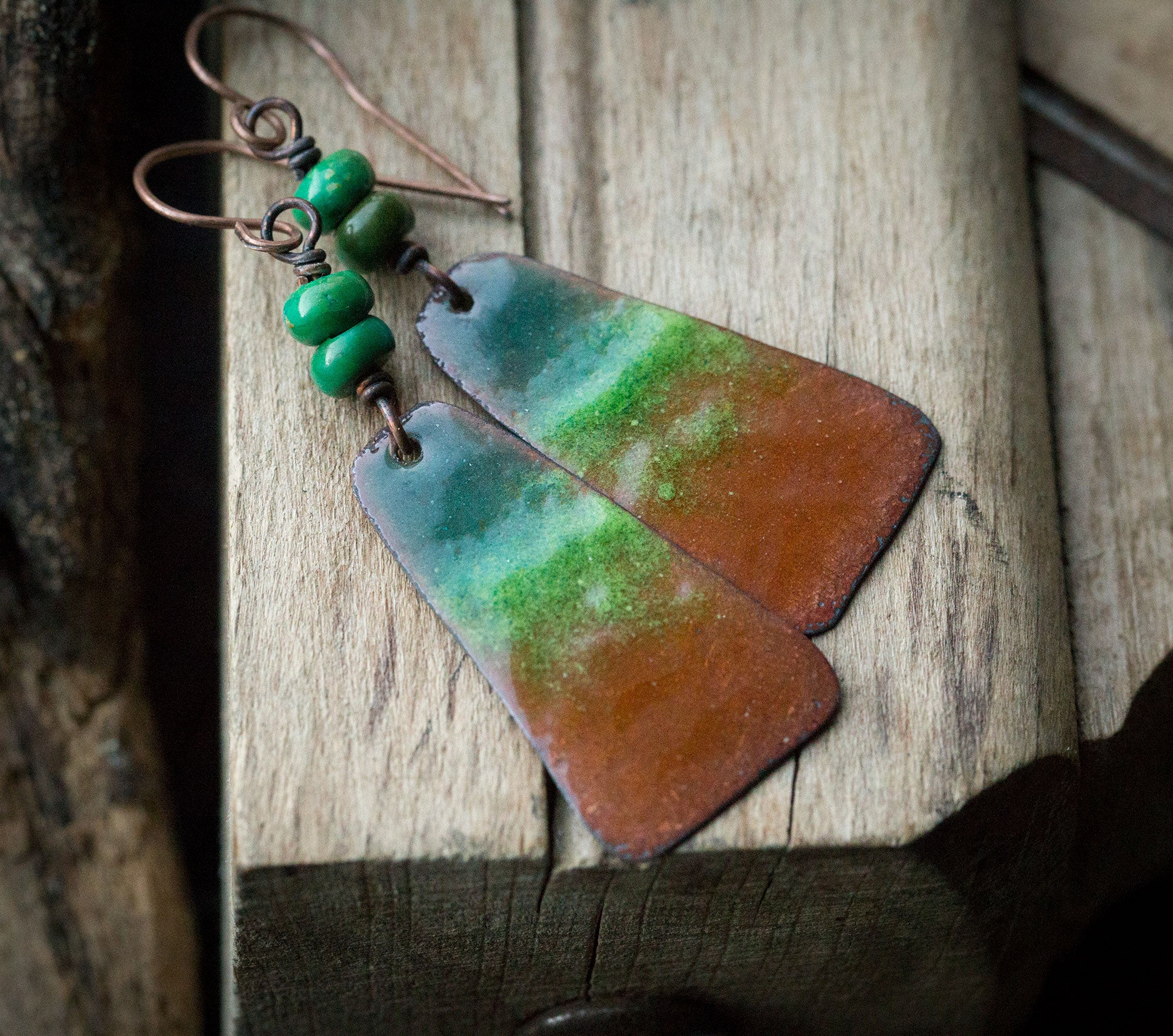 Kolczyki z zielono-złotą emalią i zielonym turkusem