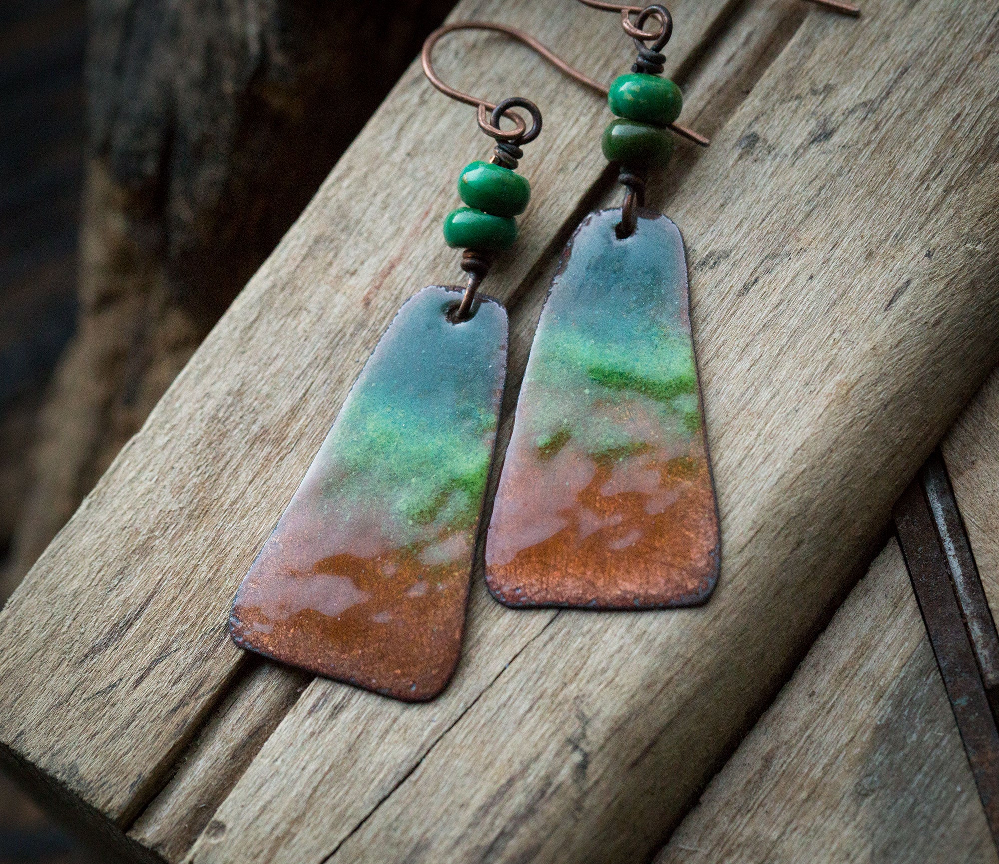 Kolczyki z zielono-złotą emalią i zielonym turkusem