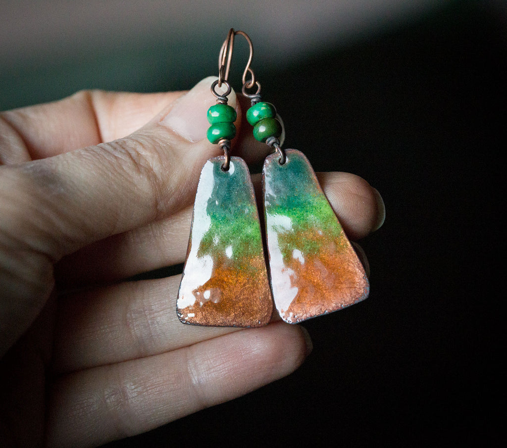 Kolczyki z zielono-złotą emalią i zielonym turkusem