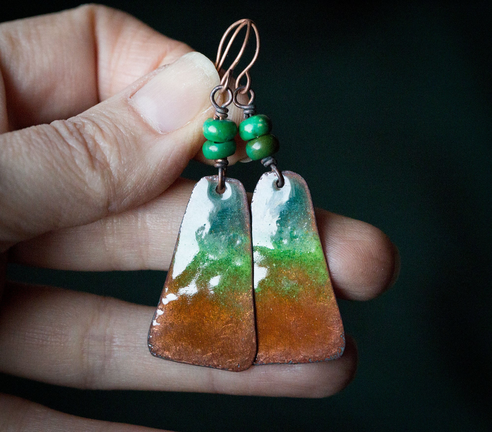 Kolczyki z zielono-złotą emalią i zielonym turkusem