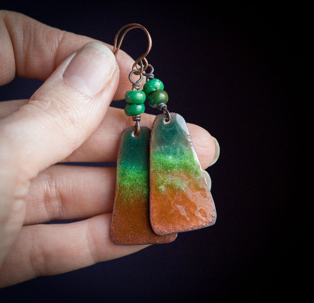 Kolczyki z zielono-złotą emalią i zielonym turkusem