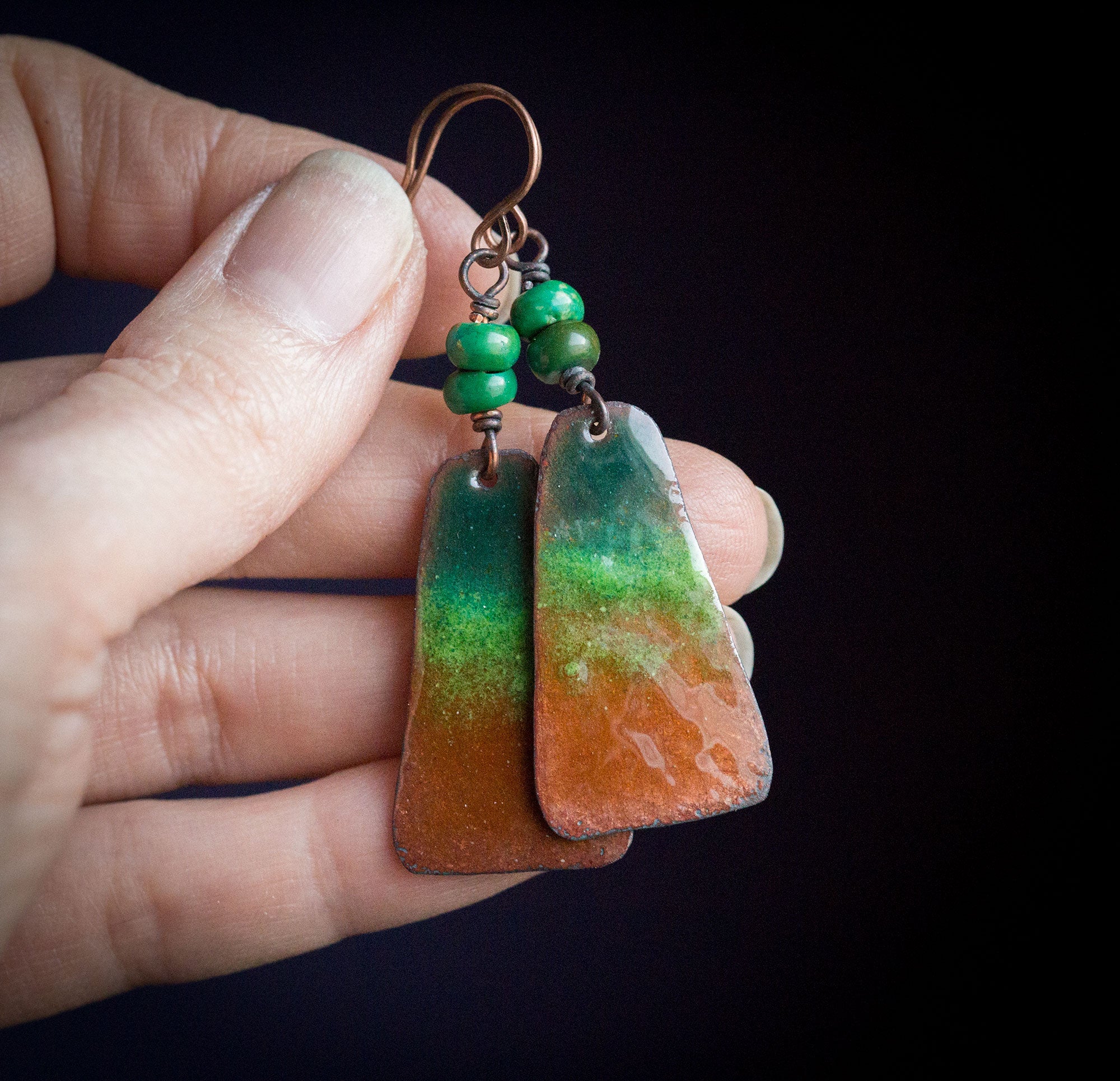 Kolczyki z zielono-złotą emalią i zielonym turkusem