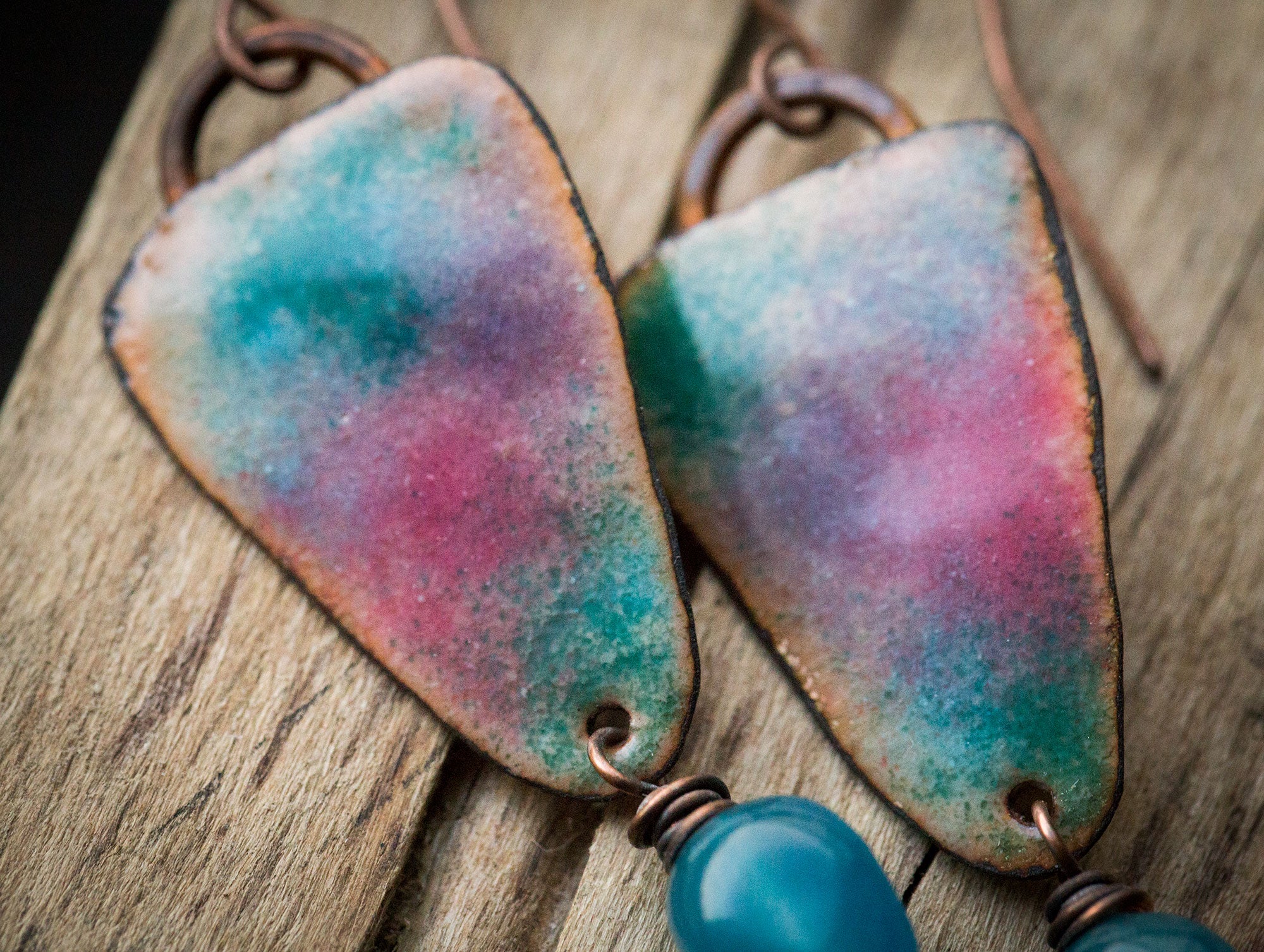 Kolczyki z pastelową emalią, jadeitem i turmalinem